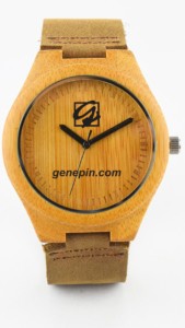 Jam tangan kayu dengan Logo Anda